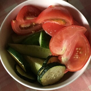 トマト、きゅうり、ズッキーニのサラダ